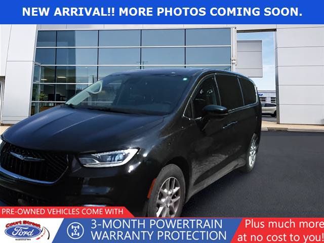 Used 2023 Chrysler Pacifica Touring-L FWD image 1