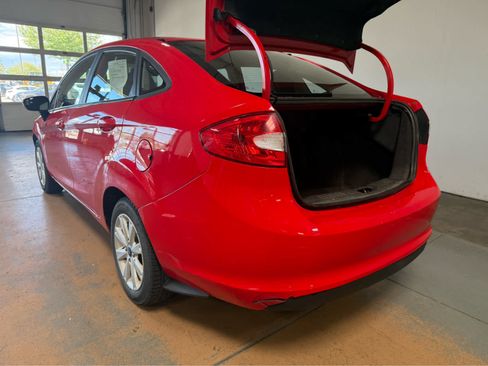 Used 2013 Ford Fiesta SE FWD image 3