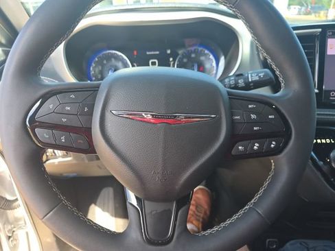 Used 2023 Chrysler Pacifica Touring-L w/ S Appearance Package FWD image 13