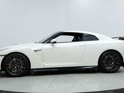 Used 2021 Nissan GT-R Premium image 2