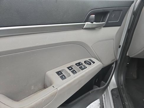 Used 2020 Hyundai Elantra SE image 10