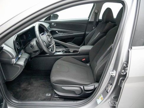 Used 2025 Hyundai Elantra SEL image 23