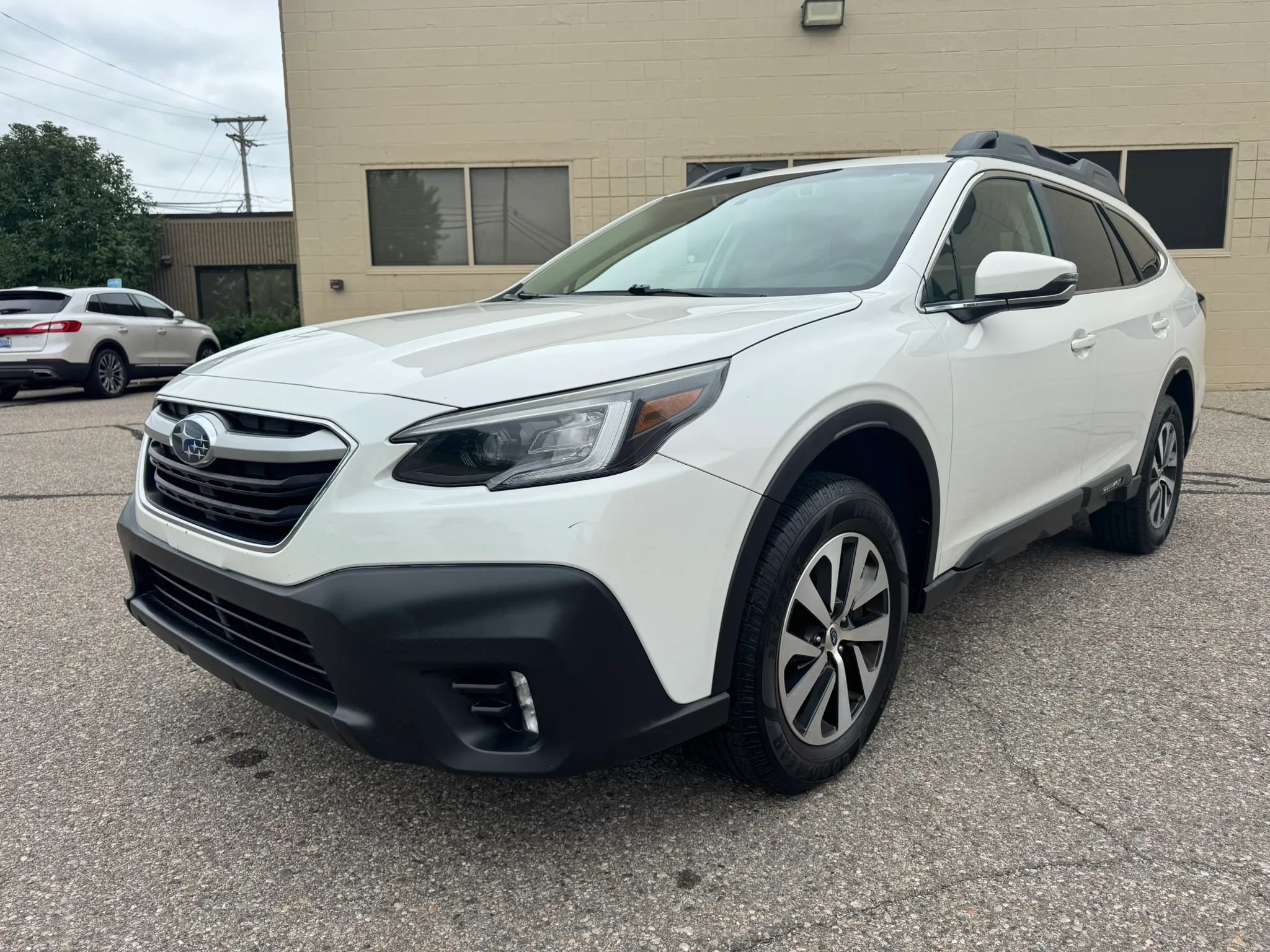 Used 2020 Subaru Outback Premium AWD/4WD image 3