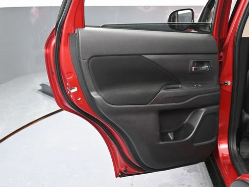 Used 2018 Mitsubishi Outlander ES image 37