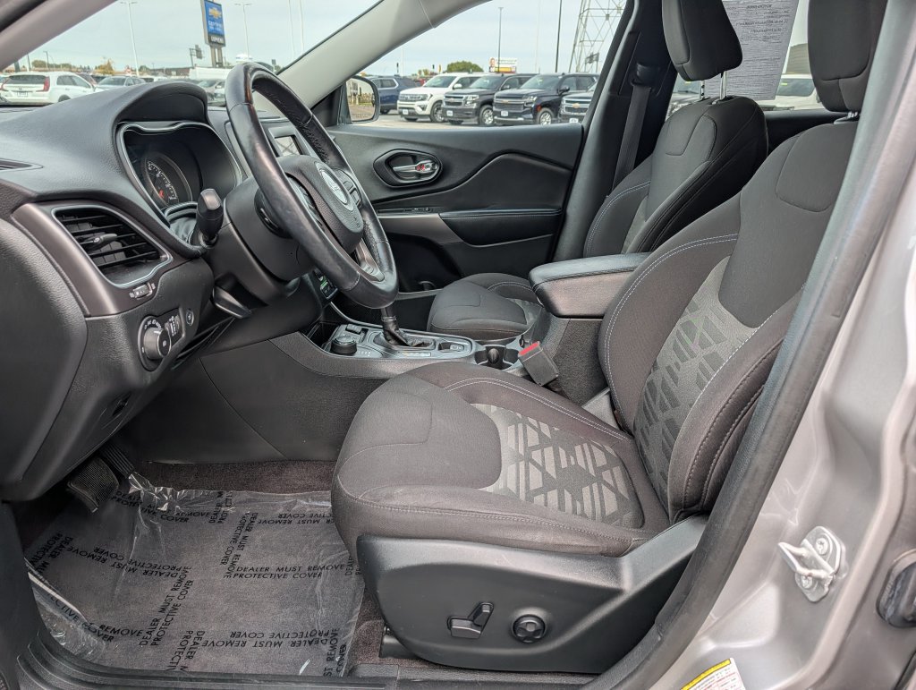 Used 2019 Jeep Cherokee Latitude w/ Comfort & Convenience Group AWD/4WD image 14
