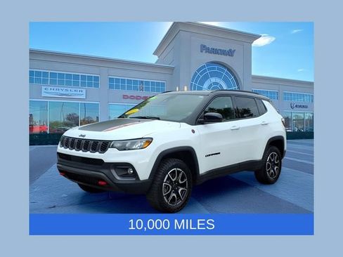 Used 2025 Jeep Compass Trailhawk AWD/4WD image 1