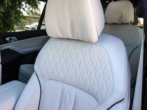 Certified 2025 BMW X7 M60i AWD/4WD image 31