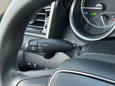 Certified 2020 Toyota Camry LE image 28