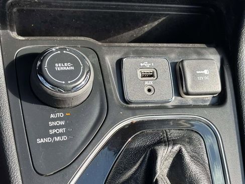 Used 2021 Jeep Cherokee Limited w/ Mopar Interior Package AWD/4WD image 19