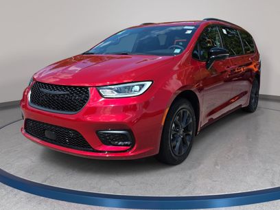 Used 2025 Chrysler Pacifica Select w/ Uconnect Theater Family Group