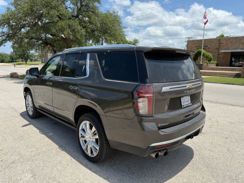 Used 2021 Chevrolet Tahoe High Country w/ Premium Package image 5