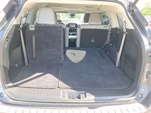 Used 2021 Toyota Highlander XLE FWD image 37