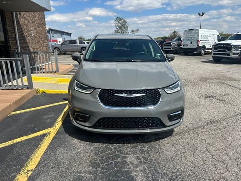 Used 2023 Chrysler Pacifica Touring-L FWD image 2