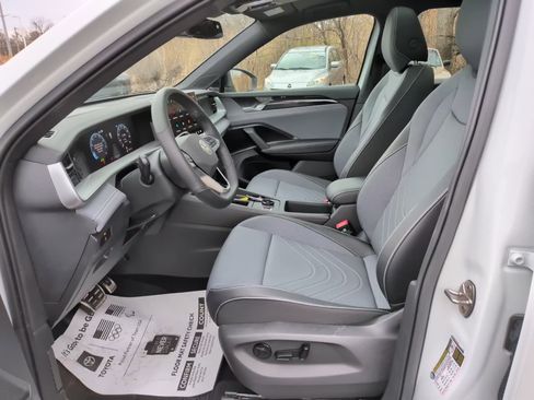 Used 2025 Volkswagen Tiguan SE R-Line image 19