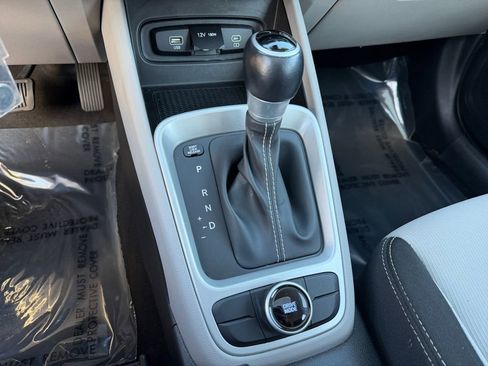 Used 2023 Hyundai Venue SEL image 27