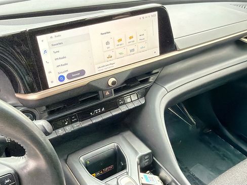 Used 2023 Toyota Crown Limited image 25