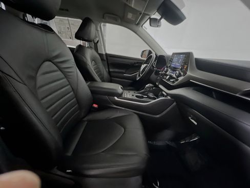 Used 2022 Toyota Highlander LE image 31