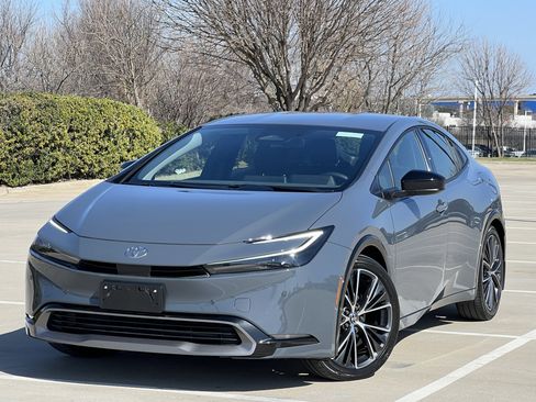 Used 2023 Toyota Prius XLE image 2