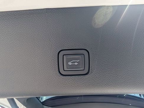 Certified 2023 Chevrolet Traverse Premier FWD image 17