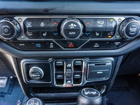 Used 2024 Jeep Wrangler Unlimited Sahara image 35