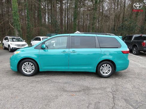 Used 2017 Toyota Sienna Limited image 4