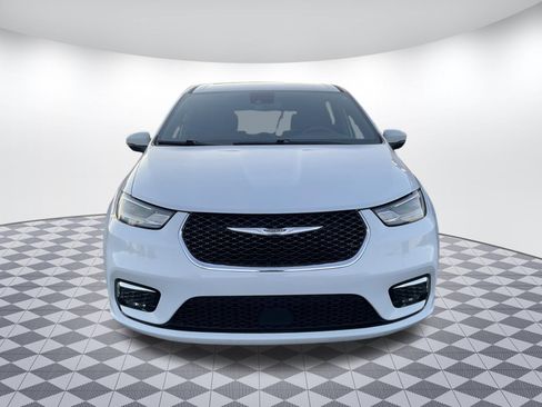 Used 2023 Chrysler Pacifica Touring image 5