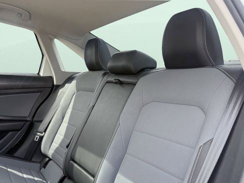 Used 2025 Volkswagen Jetta SE FWD image 33