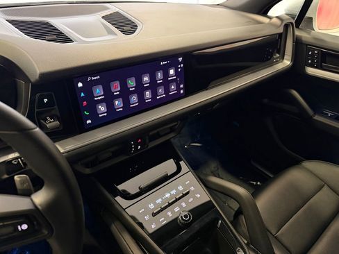 Certified 2024 Porsche Cayenne AWD/4WD image 18