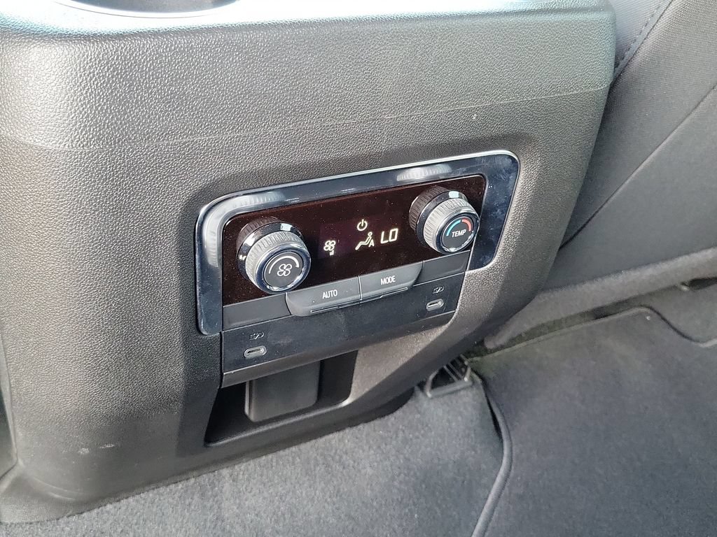 Used 2026 Chevrolet Suburban LS RWD image 21
