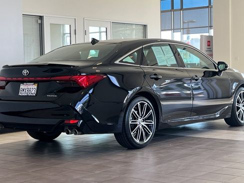 Certified 2019 Toyota Avalon Touring image 4