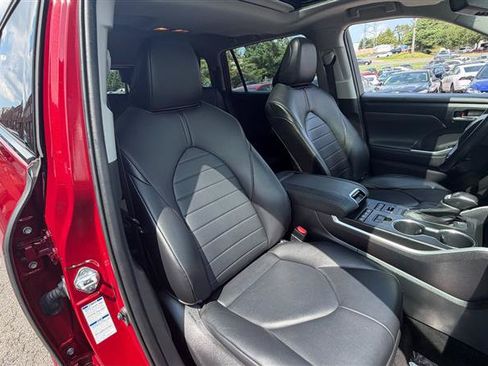 Used 2021 Toyota Highlander XLE AWD/4WD image 17