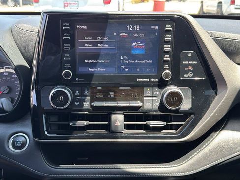 Used 2021 Toyota Highlander LE FWD image 20