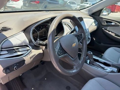 Used 2018 Chevrolet Malibu LT FWD image 15