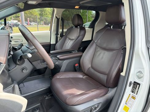 Used 2023 Toyota Sienna Platinum AWD/4WD image 21