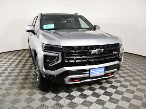 Used 2025 Chevrolet Suburban Z71 AWD/4WD image 3