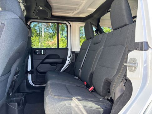 Used 2025 Jeep Wrangler Unlimited Sahara AWD/4WD image 25