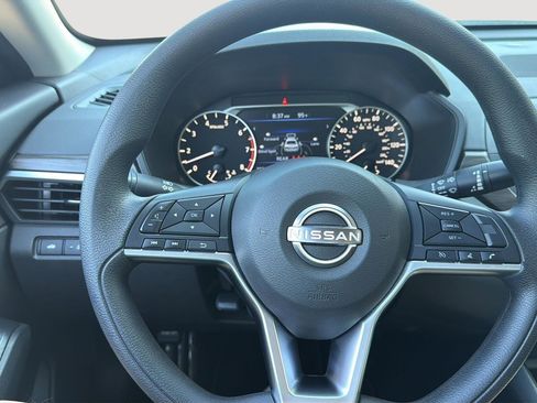 Used 2025 Nissan Altima 2.5 SV FWD image 14