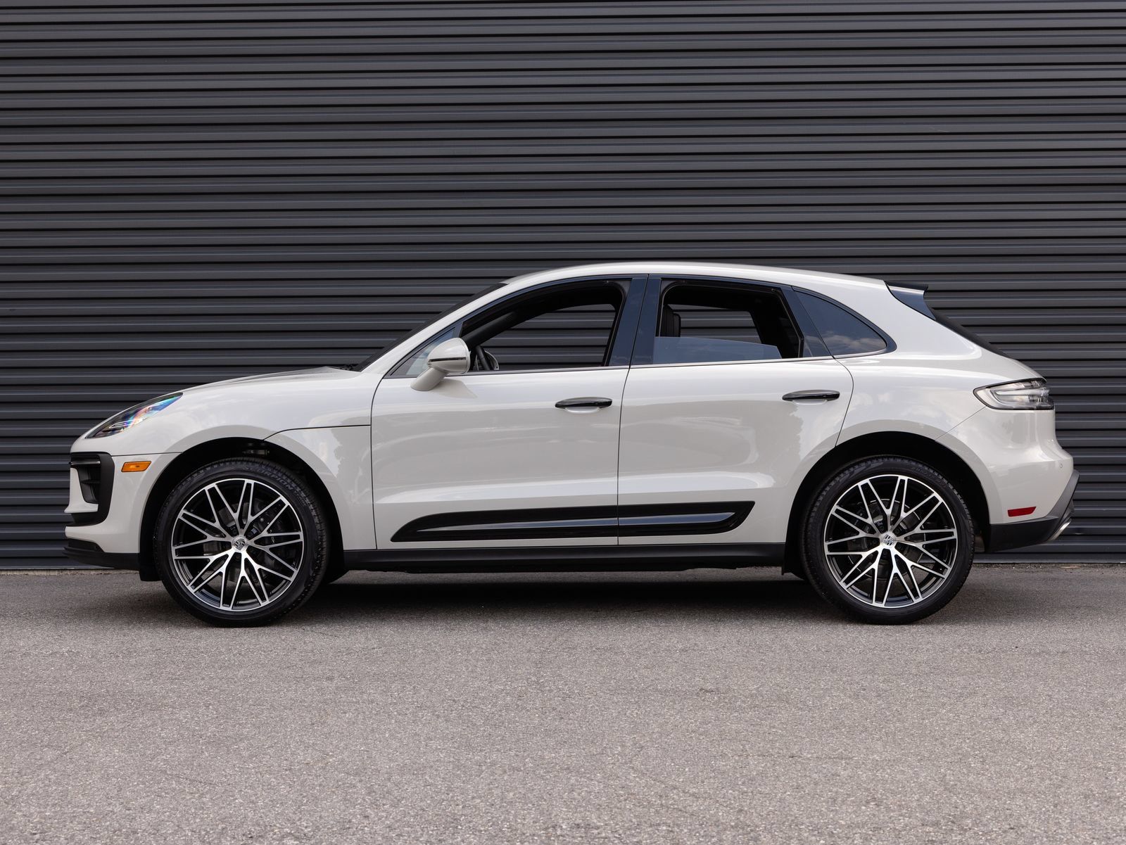 Used 2025 Porsche Macan AWD/4WD image 2