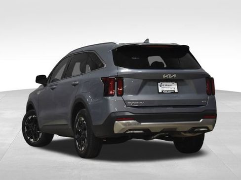 Used 2024 Kia Sorento S image 2