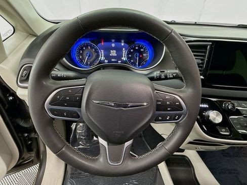 Used 2023 Chrysler Pacifica Touring-L image 11