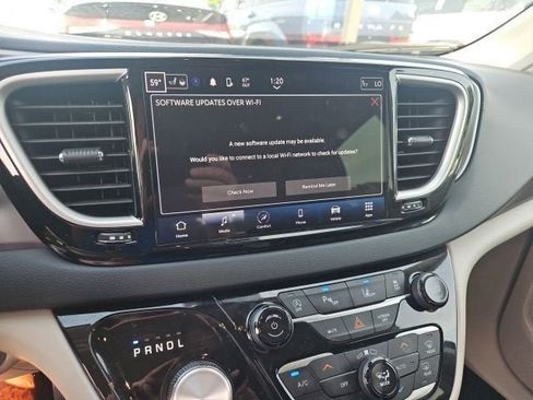 Used 2023 Chrysler Pacifica Touring-L FWD image 12