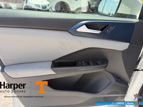 Used 2023 Volkswagen Taos SE w/ Panoramic Sunroof Package FWD image 18