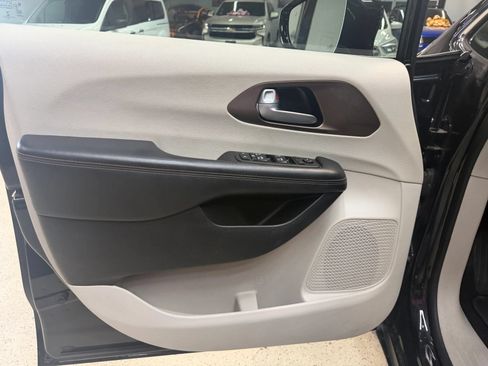 Used 2017 Chrysler Pacifica Touring-L Plus w/ Advanced Safetytec Group FWD image 31