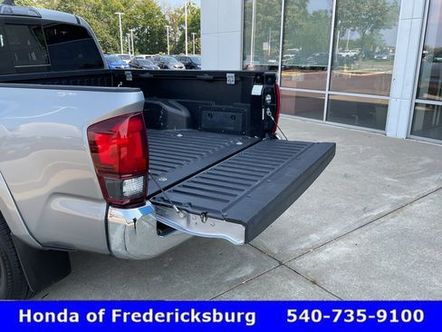 Used 2019 Toyota Tacoma SR5 w/ Four Season Floor Mat Package AWD/4WD image 17