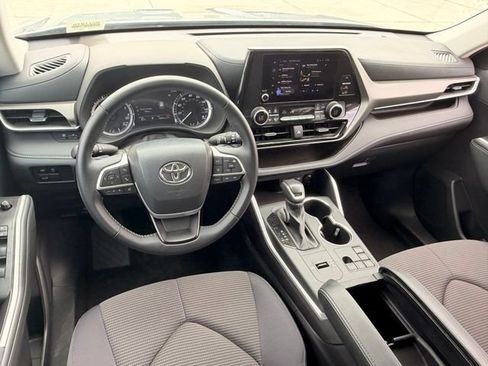 Used 2025 Toyota Highlander LE FWD image 9