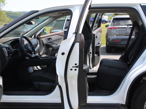Used 2023 Nissan Rogue S AWD/4WD image 15