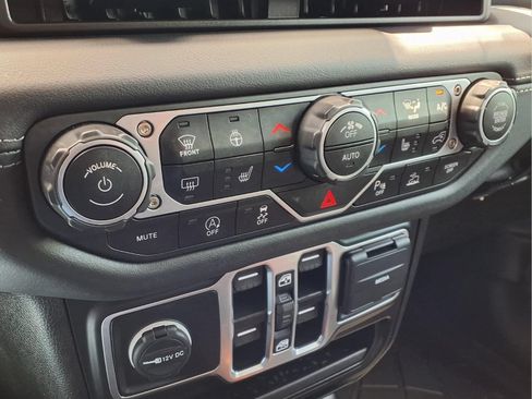 Used 2025 Jeep Gladiator Sport AWD/4WD image 18