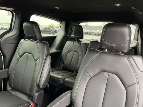 New 2026 Chrysler Pacifica Select image 13