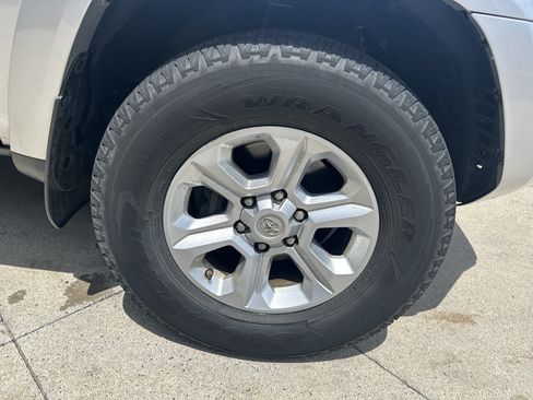 Used 2018 Toyota 4Runner SR5 AWD/4WD image 14