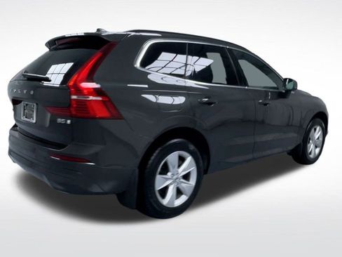 Used 2022 Volvo XC60 B5 Momentum image 24